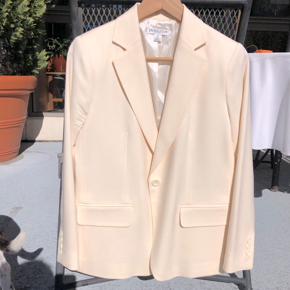 Chic cream blazer